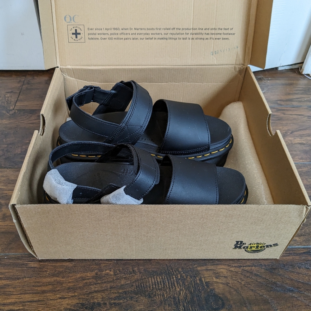 Dr. Martens VOSS WOMEN'S LEATHER STRAP PLATFORM SANDALS